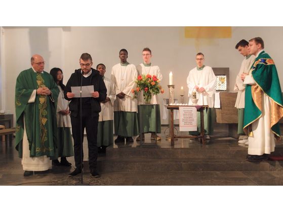 Christopher Wakan (3. Von links) berichtet von seinen Kameraden aus Kindergarten und Grundschule, Opfer des Anschlags vom 19. Februar